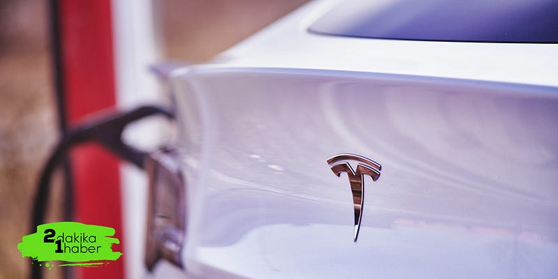 Tesla reklamlarla buluşuyor